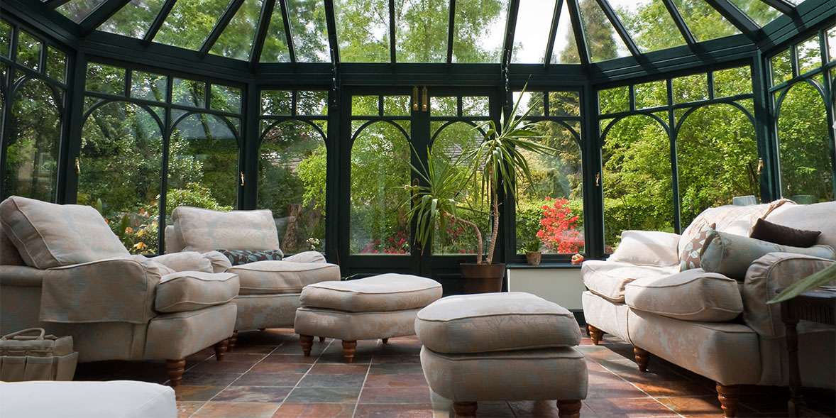 Light-coloured furniture in a conservatory